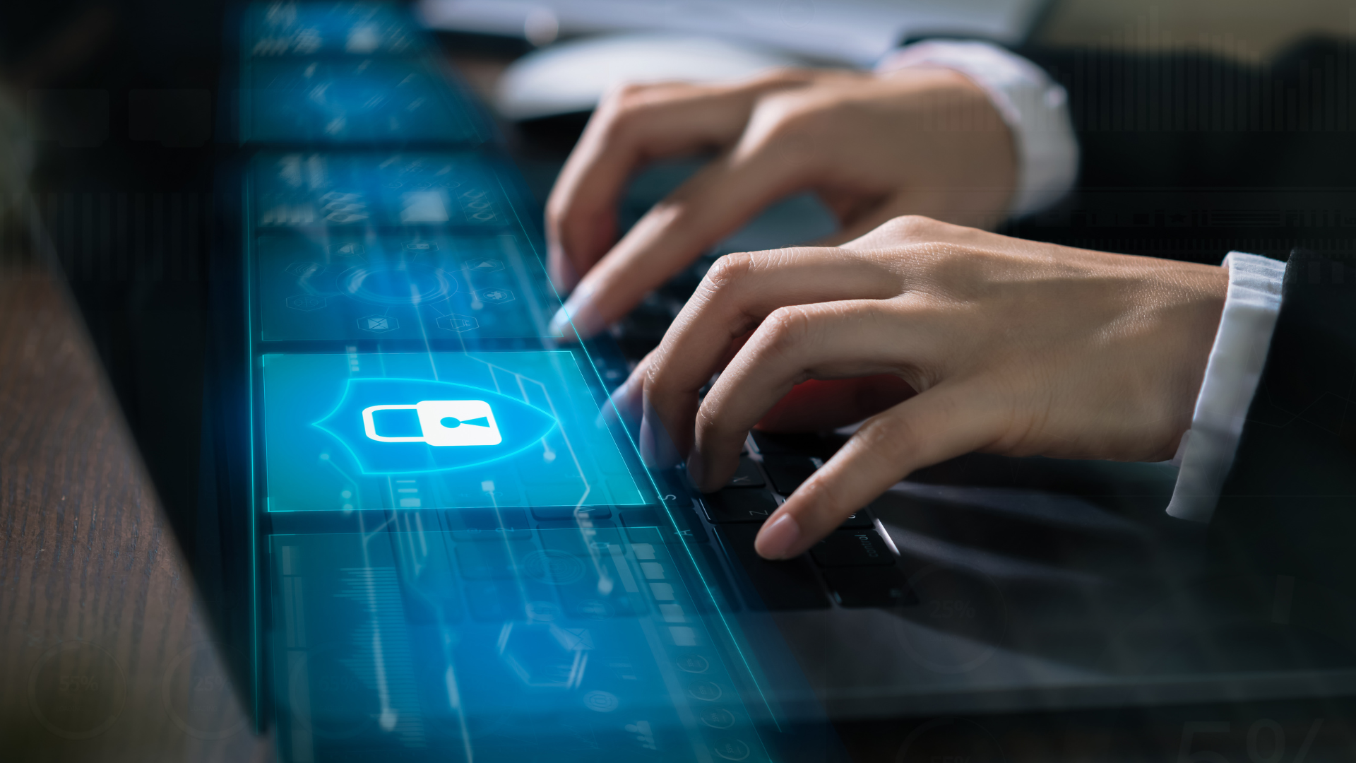 Mãos digitando em um teclado com interface digital exibindo um ícone de cadeado, representando autenticação multifatorial e certificados digitais para reforçar a segurança de dados corporativos.