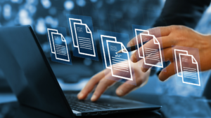 Teclado de notebook com mãos interagindo digitalmente com ícones de documentos flutuantes, representando o uso de certificado digital, como o e-CNPJ, para garantir a segurança das informações empresariais.
