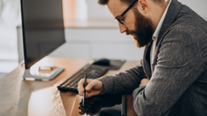 Homem usando tablet para realizar assinatura digital em ambiente de escritório, representando o uso de certificado digital para autenticação segura de documentos.