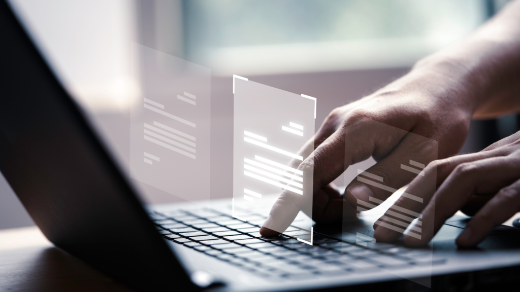 Mãos digitando em um laptop, com ícones digitais flutuantes representando documentos eletrônicos. A imagem simboliza o uso de certificado digital e assinatura digital para autenticação e segurança em transações online.