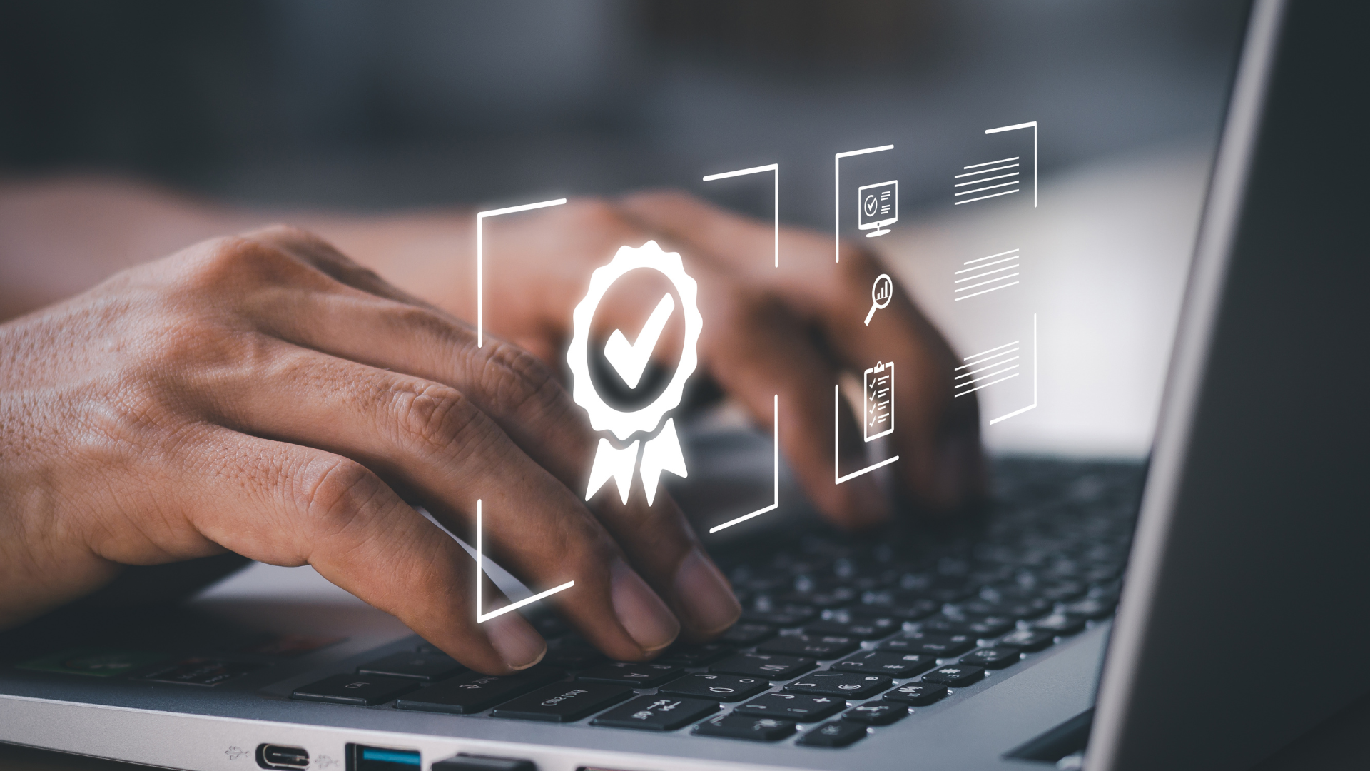 Pessoa digitando em um notebook com ícones digitais flutuantes, incluindo um símbolo de certificado com um check, representando o uso de certificado digital em ambiente virtual.